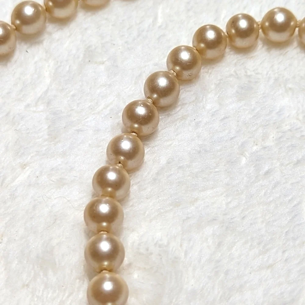 Elegant Vintage Creamy FauxPearl Necklace With Rhinestone Clasp - Picture 5 of 7